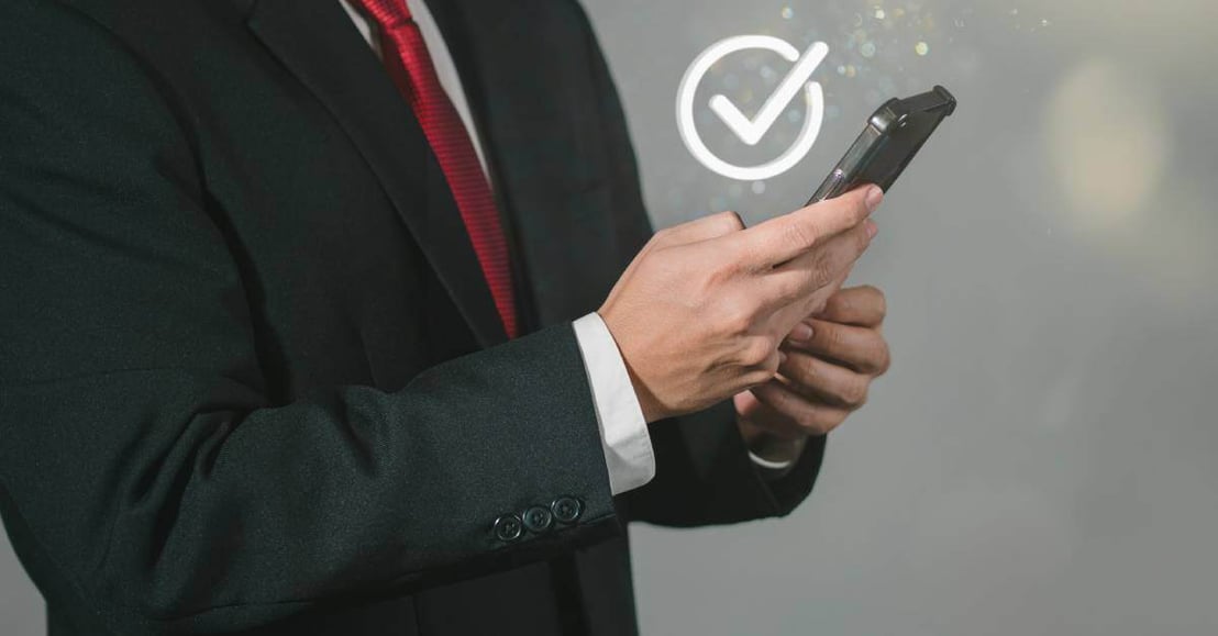 privatepracticetransitions-347664-man-holding-phone-blogbanner-1